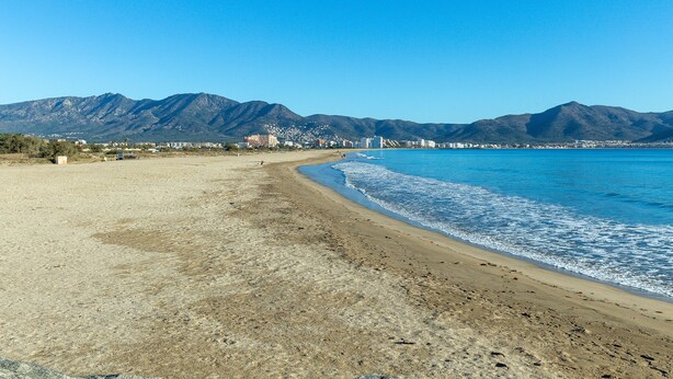 A beach with mountains in the background and a clear sky. - V020 - Puerto Primero (Empuriabrava)