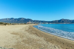 A beach with mountains in the background and a clear sky. - V020 - Puerto Primero (Empuriabrava)