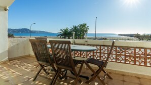 A terrace with a table and chairs, overlooking a beach and the sea. - V020 - Puerto Primero (Empuriabrava)