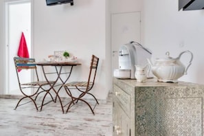 Double Room, Ensuite | In-room dining