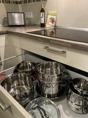 Réfrigérateur, four à micro-ondes, un four, surface de cuisson