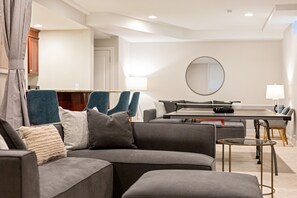 Een televisie, een open haard en een kantoor