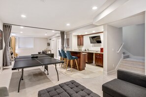 Televisio, takka, työhuone, tietokoneen näyttö