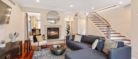 テレビ、暖炉、書斎 / ワークスペース、PC モニター