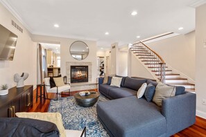 Een televisie, een open haard en een kantoor