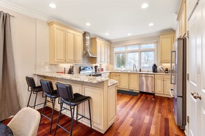 Jääkaappi, mikroaaltouuni, uuni, liesi