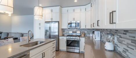 Frigorífic, microones, forn i placa de cuina