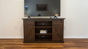 Un mueble de madera con un televisor de pantalla plana montado encima.