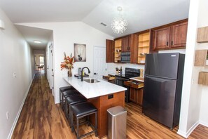 冰箱、微波炉、烤箱、炉灶