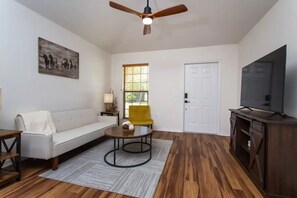 Een smart-tv en boeken