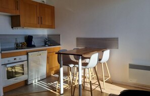 Microwave, oven, dishwasher, coffee/tea maker - 20m from ski slopes, 4th floor, balcony, tv, ski locker, 21m², La Rosière (La Rosière Montvalezan)