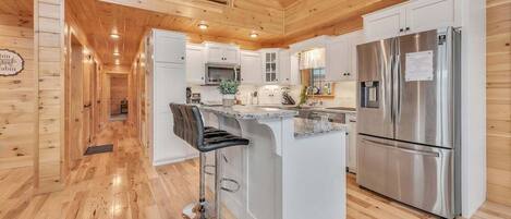 Réfrigérateur, four à micro-ondes, un four, surface de cuisson