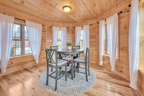 Dining - Whiteface Mtn Views Adirondack Mountain Hottub (Vermontville)