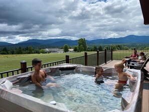 Outdoor spa tub - Whiteface Mtn Views Adirondack Mountain Hottub (Vermontville)