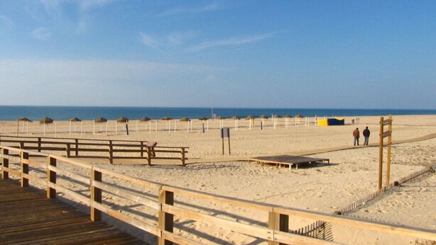 A beach with wooden walkways and umbrellas. - Robin Apartment, Manta Rota, Algarve (Vila Nova de Cancela)