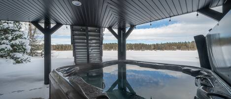 Outdoor spa tub