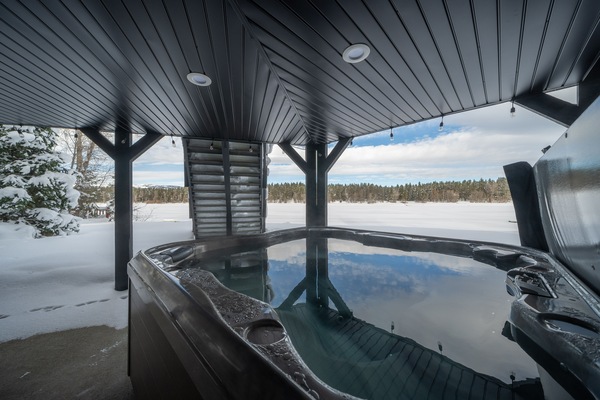 Banyera d'hidromassatge a l'aire lliure