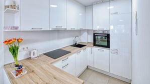 Departamento (Two Bedroom Apartment with Balcony) | Cocina privada | Refrigerador 