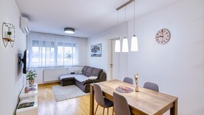 Departamento (Two Bedroom Apartment with Balcony) | Comedor
