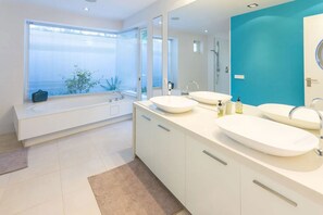 Ducha y bañera combinadas, bañera de hidromasaje y toallas
