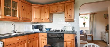 Fridge, cookware/dishes/utensils