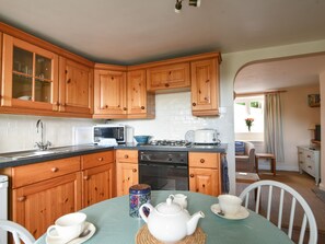 Geladeira, talheres/pratos/utensílios de cozinha