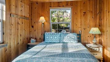 4 bedrooms, desk, iron/ironing board, free WiFi