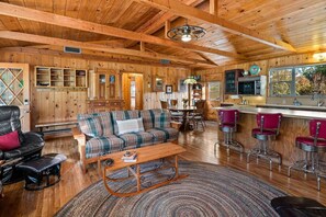 Smart TV, chimenea y libros 