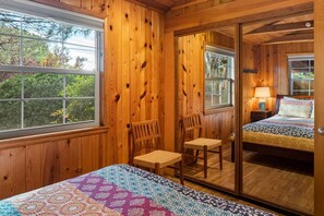 4 bedrooms, desk, iron/ironing board, free WiFi