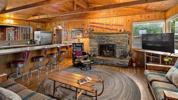 Smart-TV, Kamin, Bücher