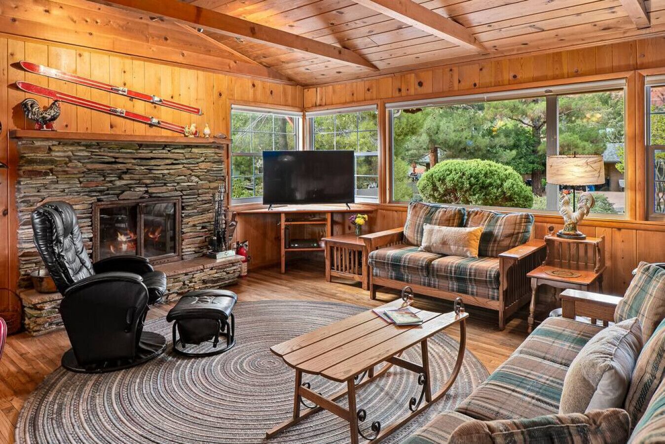 Smart TV, chimenea y libros 