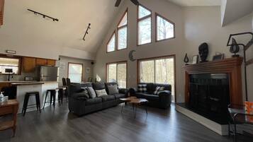 TV connectée, cheminée, baby-foot, table de tennis de table