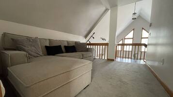 TV connectée, cheminée, baby-foot, table de tennis de table