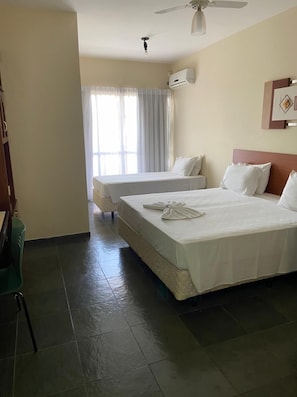 Quarto Casal + Solteiro | Free WiFi