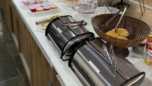 Un buffet avec différents plats et ustensiles.