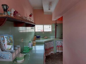 Grand réfrigérateur, cuiseur de riz, moulin à café