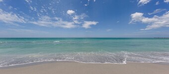 Beach Retreat - Completely Renovated!!Half Duplex, WIFI/TV,1mile to Beach.