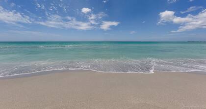 Beach Retreat - Completely Renovated!!Half Duplex, WIFI/TV,1mile to Beach.