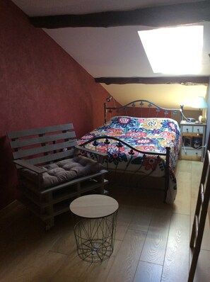 2 slaapkamers, een bureau, een strijkplank/strijkijzer, gratis wifi