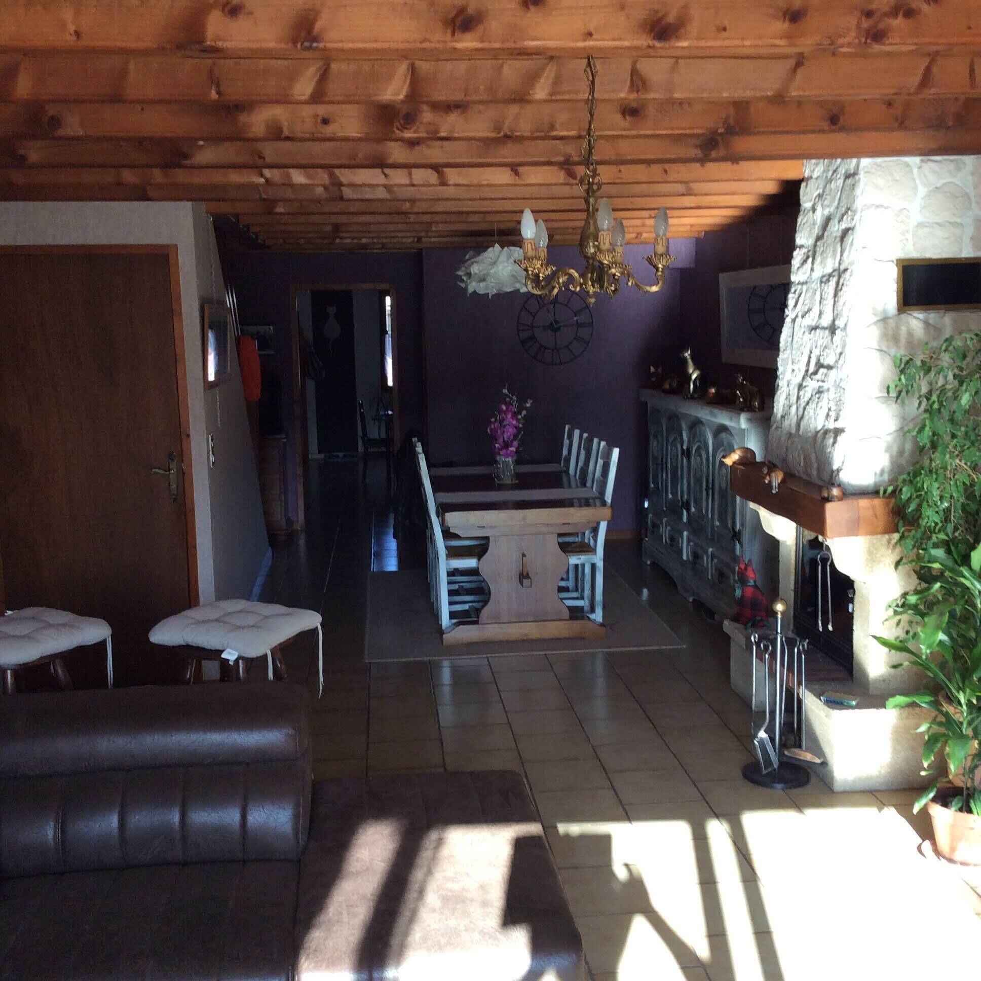 Télévision, cheminée, livres