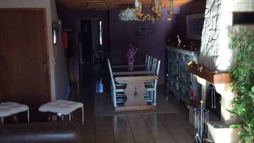 Télévision, cheminée, livres