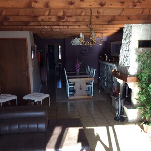 Een televisie, een open haard en boeken