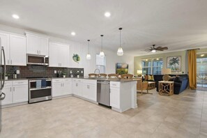 Een koelkast, een microgolfoven, een oven, een kookplaat