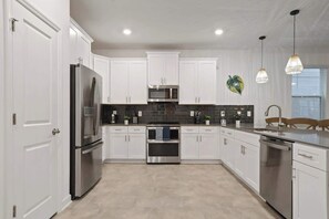 Een koelkast, een microgolfoven, een oven, een kookplaat