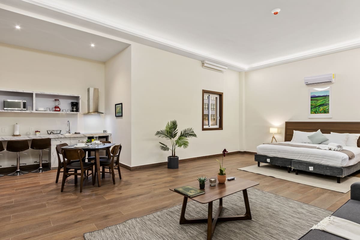 Comfort Apartment | 1 bedroom, in-room safe, iron/ironing board, WiFi (free)