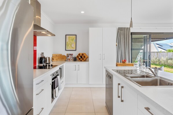 雪櫃、微波爐、洗碗機、多士爐