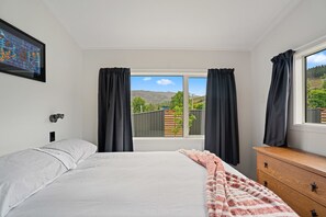 3 عدّة غرف نوم ومكواة/لوح كي وواي فاي وملاءات أسرّة