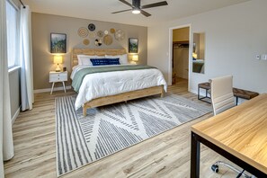 3 habitaciones, escritorio y tabla de planchar con plancha