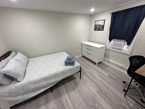4 bedrooms, desk, free WiFi, bed sheets - Retro on Maple Avenue (Cortland)
