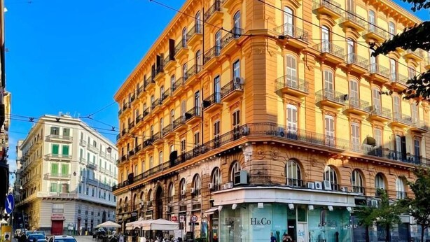 Un immeuble à plusieurs étages, de style architectural classique, doté de balcons et de grandes fenêtres.